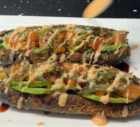 Krokante nori taco gevuld met gemarineerde zalm, avocado, komkommer en sriracha-mayo