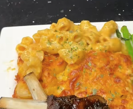 Ovenschaal met romige mac & cheese met een krokant kaaskorstje