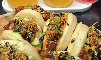 Koreaanse kipstukjes in pittige saus, bestrooid met sesamzaadjes