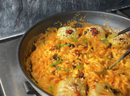 Kom met kimchi noodles, groene dumplings en pittige chili-olie