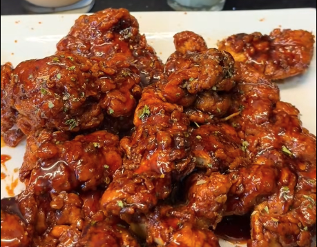 Juicy en crispy homemade kip tenders gefrituurd in zonnebloemolie, geserveerd met een pittige dipsaus