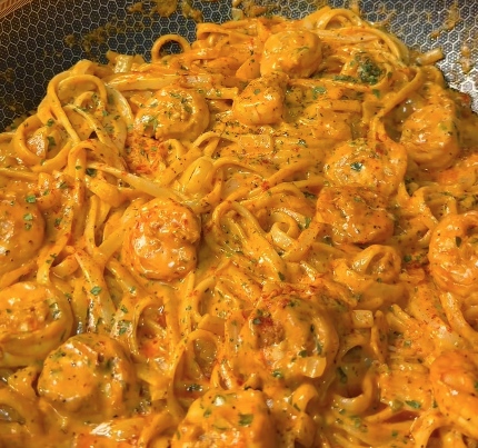 Zelfgemaakte krokante kipnuggets gefrituurd en geserveerd met zoetzure saus en fritessaus