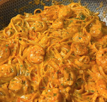 Zelfgemaakte krokante kipnuggets gefrituurd en geserveerd met zoetzure saus en fritessaus