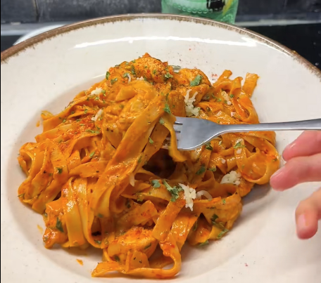 Creamy tagliatelle met kip in een romige pepersaus met biber salcasi, mozzarella en peterselie