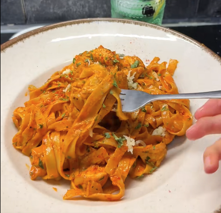 Creamy tagliatelle met kip in een romige pepersaus met biber salcasi, mozzarella en peterselie