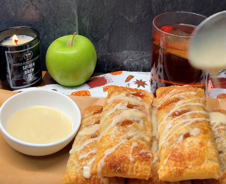 Zelfgemaakte appel gebakjes van bladerdeeg met kaneel appelvulling en maple icing