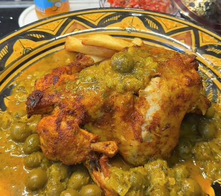 Marokkaanse kip djaj mhamer geroosterd in de oven geserveerd met olijvensaus, frietjes en Marokkaans brood