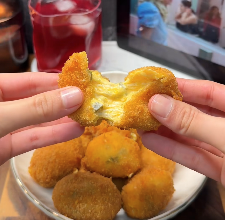 Crispy cheese jalapeno bites met gesmolten cheddar van buiten knapperig gefrituurd geserveerd als snack