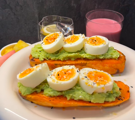 Zoete aardappeltoast met romige gekruide avocado en zachtgekookt ei bestrooid met bagelkruiden