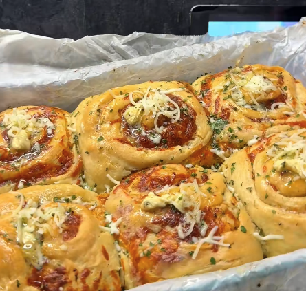 Fluffy kaas knoflook rolls bestrooid met kruidenboter, mozzarella en verse peterselie vers uit de oven