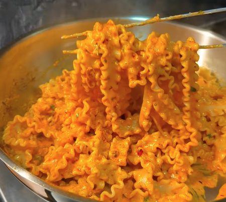 Crispy chili olie pasta met knapperige knoflook, romige saus en parmezaanse kaas klaar in 10 minuten