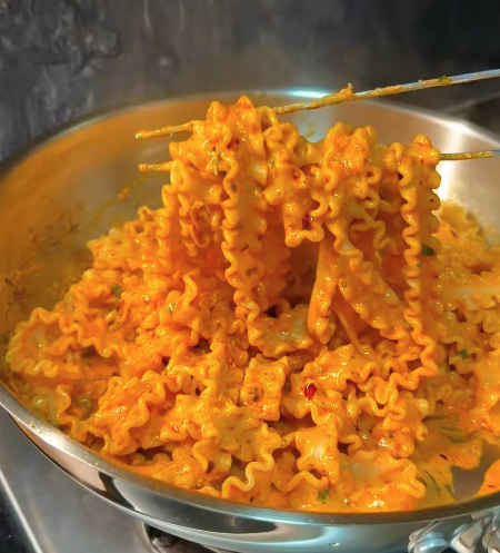 Crispy chili olie pasta met knapperige knoflook, romige saus en parmezaanse kaas klaar in 10 minuten