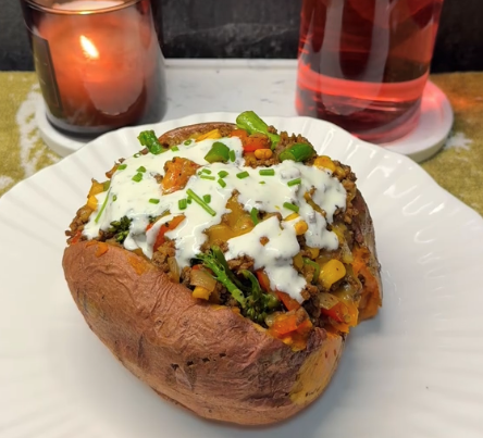 High protein gevulde zoete aardappel met kruidige gehaktvulling, gesmolten cheddar en frisse yoghurt saus