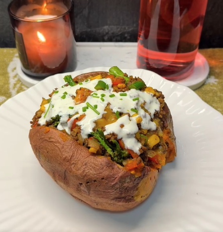 High protein gevulde zoete aardappel met kruidige gehaktvulling, gesmolten cheddar en frisse yoghurt saus