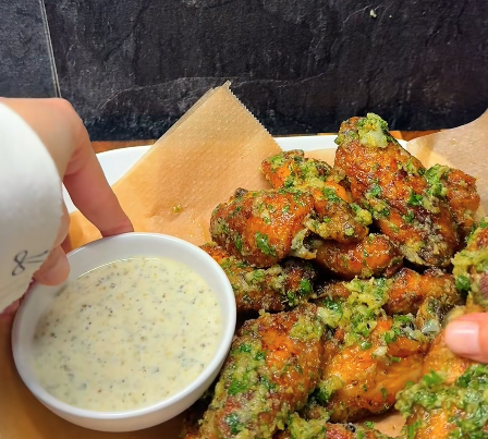 Krokante knoflookboter wings uit de oven met parmezaanse kaas en verse knoflooksaus