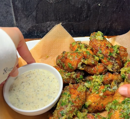 Krokante knoflookboter wings uit de oven met parmezaanse kaas en verse knoflooksaus